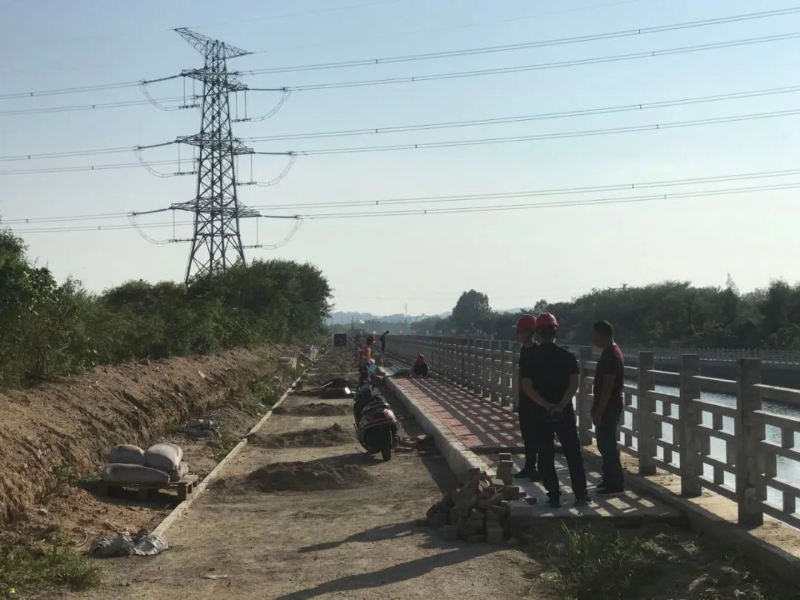 金狮仔闸上游两侧岸坡正铺设景观步道。 图片