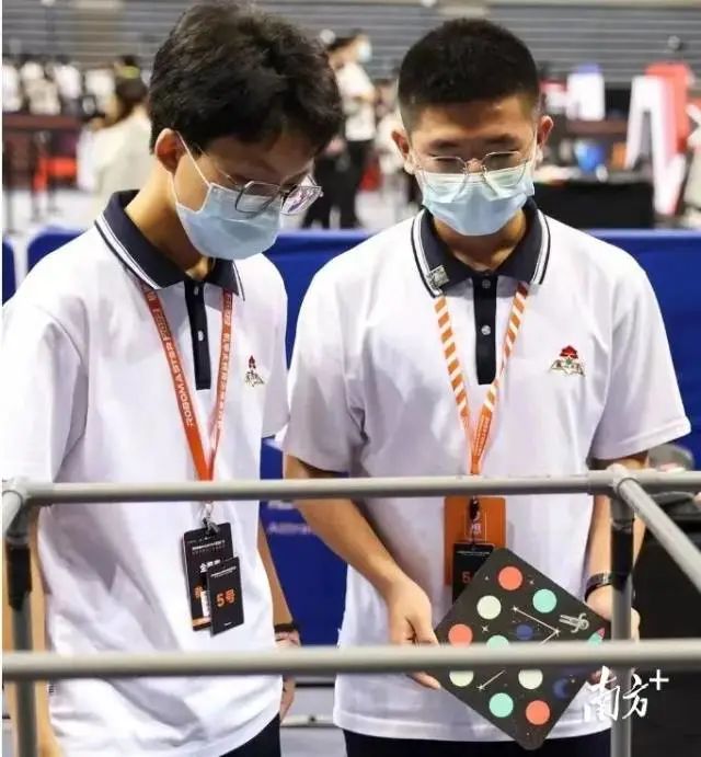 钟奕辉和周志宇正在比赛。 图片