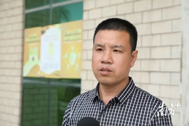 红海湾张静中学校长魏尊鑫接受采访。 图片