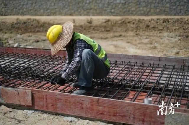 “红色山海情”乡村振兴示范带施工现场。汪旭莹 摄 图片