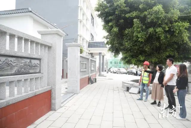 田墘街道干部现场指挥人居环境整治工作。 图片