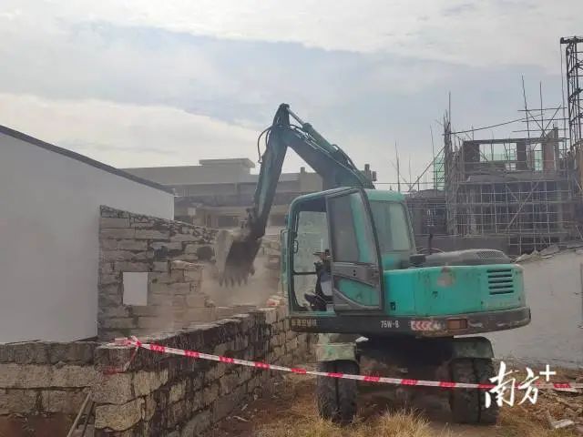 现场拆除村庄老旧危房。 图片