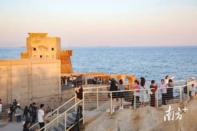 南海寺景区内热闹非凡。 图片