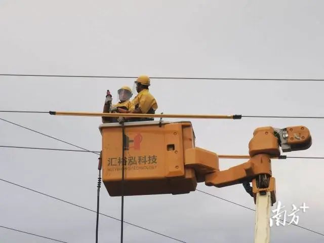 汕尾红海湾供电局组织带电作业班开展应急发电车保电接入,利用2部10千伏应急发电车完成2029户用户保电,减少施工停电范围,保障非施工区域的用户正常供电。 图片