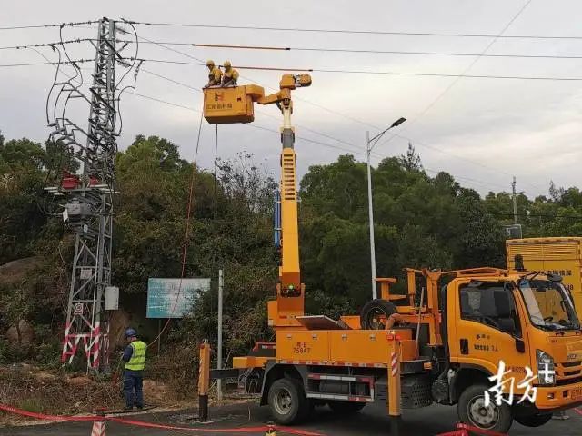 汕尾红海湾供电局组织带电作业班开展应急发电车保电接入,利用2部10千伏应急发电车完成2029户用户保电,减少施工停电范围,保障非施工区域的用户正常供电。 图片