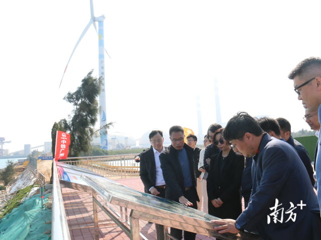 专家团一行了解新港区建设情况。 图片