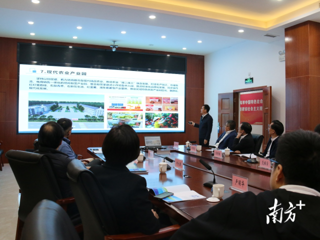 座谈会现场,郭立坚在为专家团一行介绍红海湾发展规划。 图片