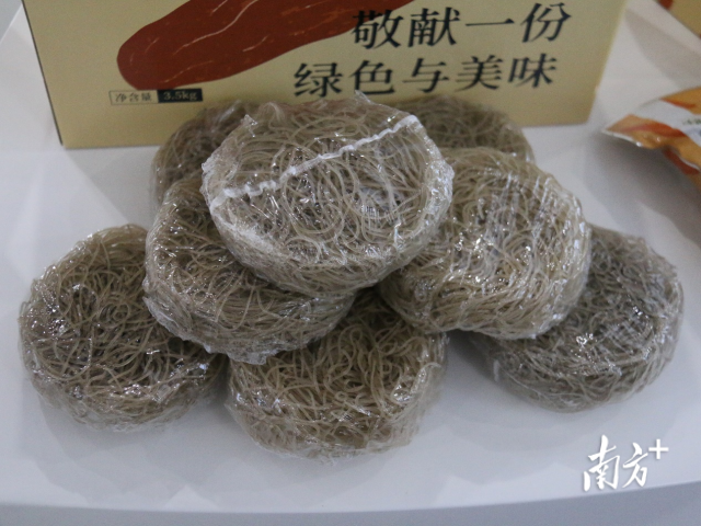 “汕尾粉签”甘薯加工产品推介会上的“粉签”展品。 李冠宇 摄 图片