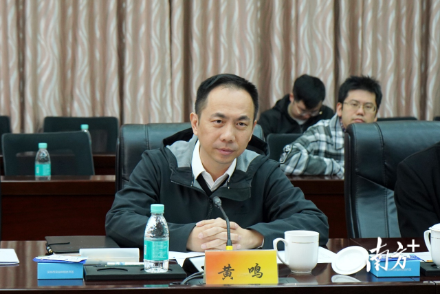 黄鸣在座谈会上发表讲话。 图片