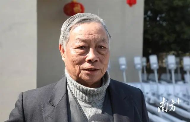 石新村热心乡贤吴利翰接受采访。 图片