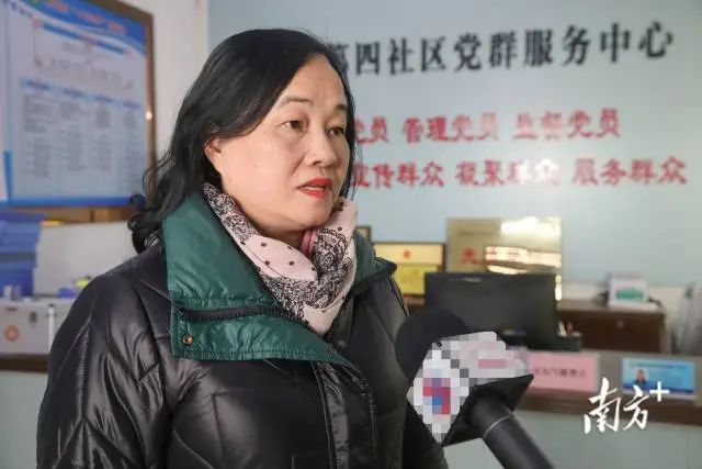 田墘街道第四社区党总支部书记许小存接受采访。 图片