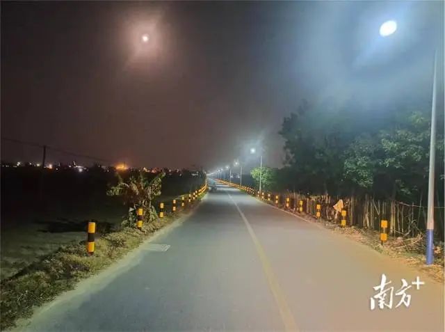 1月25日晚上,石新村就安装好新的路灯,村道灯火通明。 图片