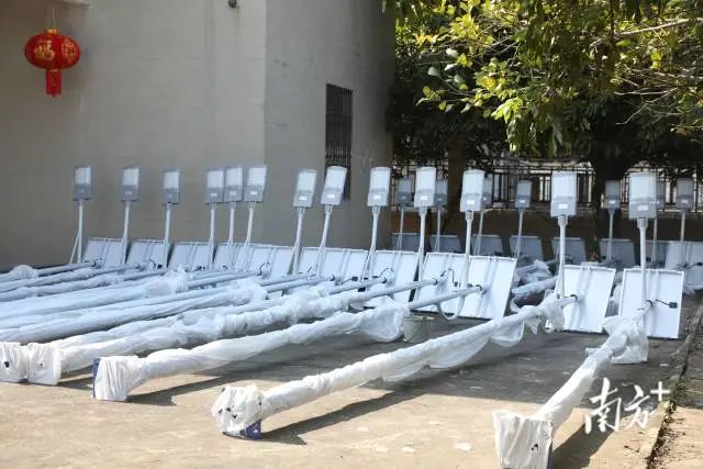 吴氏兄弟出资捐赠的路灯。