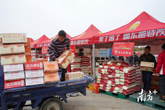 参加活动的村社区正在搬运捐赠物资。