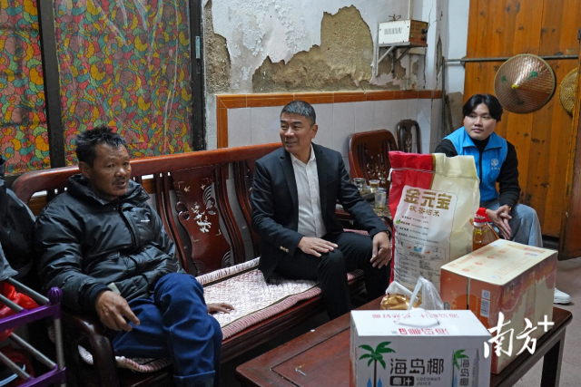 红海湾经济开发区民政局局长林少忠及相关街道负责人参加慰问活动。 图片