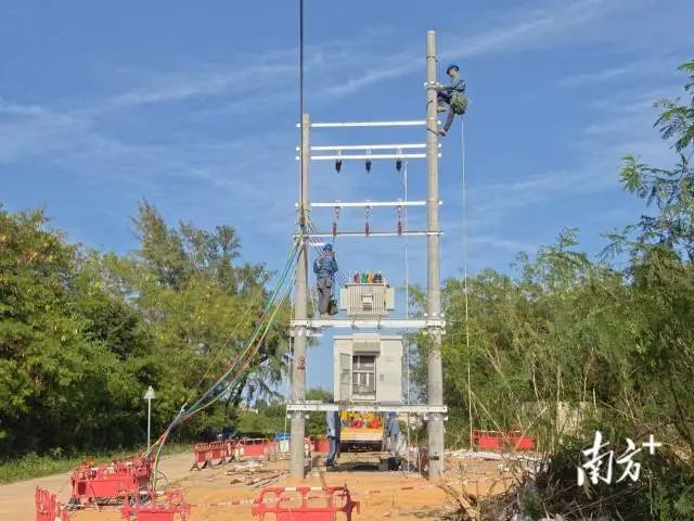 汕尾红海湾供电局组织实施桂林村新建配变工程,采用发电车快速接入技术创新,有效提升桂林村供电可靠性。 图片