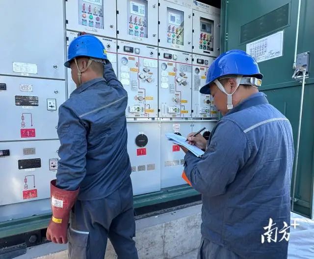 汕尾海丰供电局海城供电所配电运维班工作人员对自动化开关进行相序核对。 图片